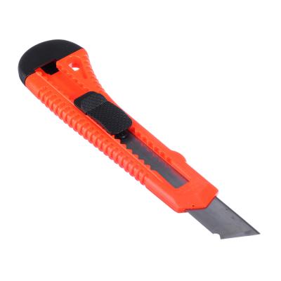 FALCO Нож универсальный пластиковый с сегментированным лезвием 18мм (квадр. фиксатор)